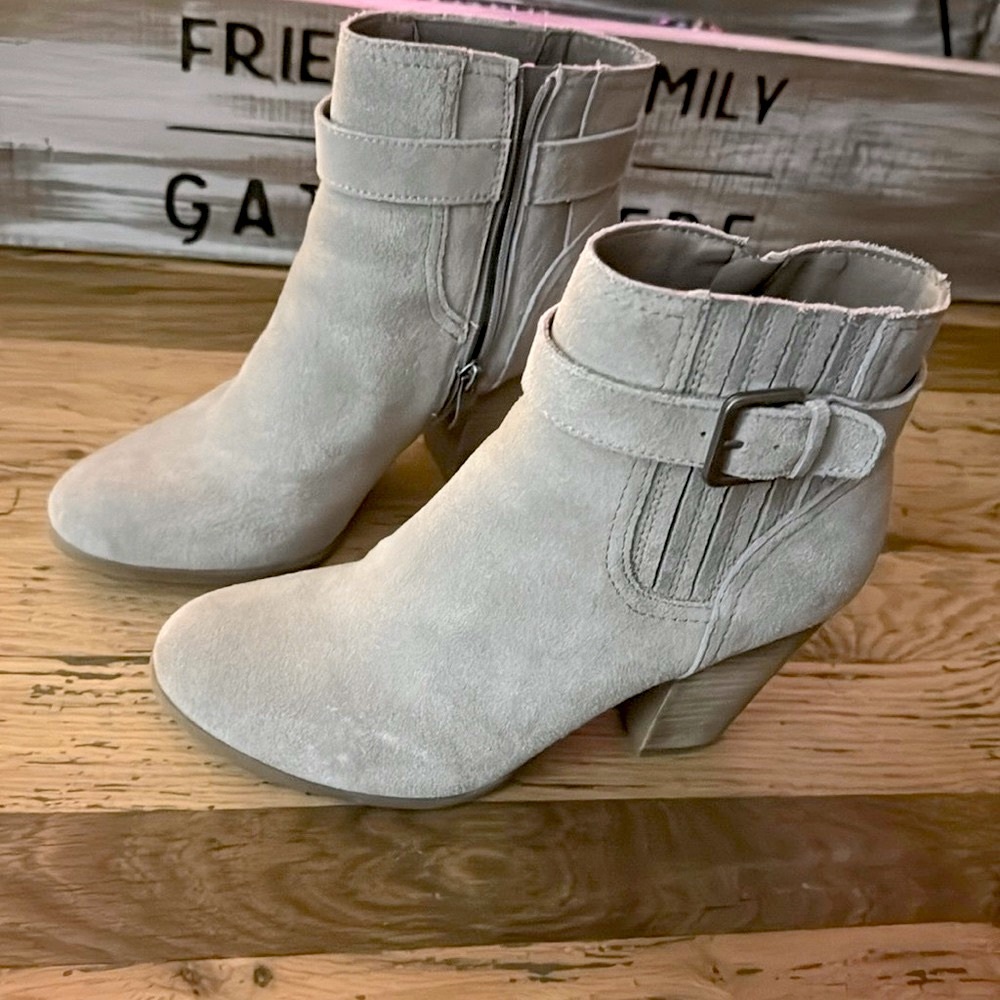 Toupe ankle booties with zipper closure